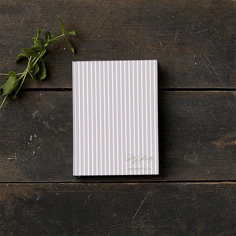 Lille rosa notesbog med linjer